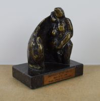 sculpture L'attente d'un enfant    personnage  bronze  2ième moitié 20e siècle