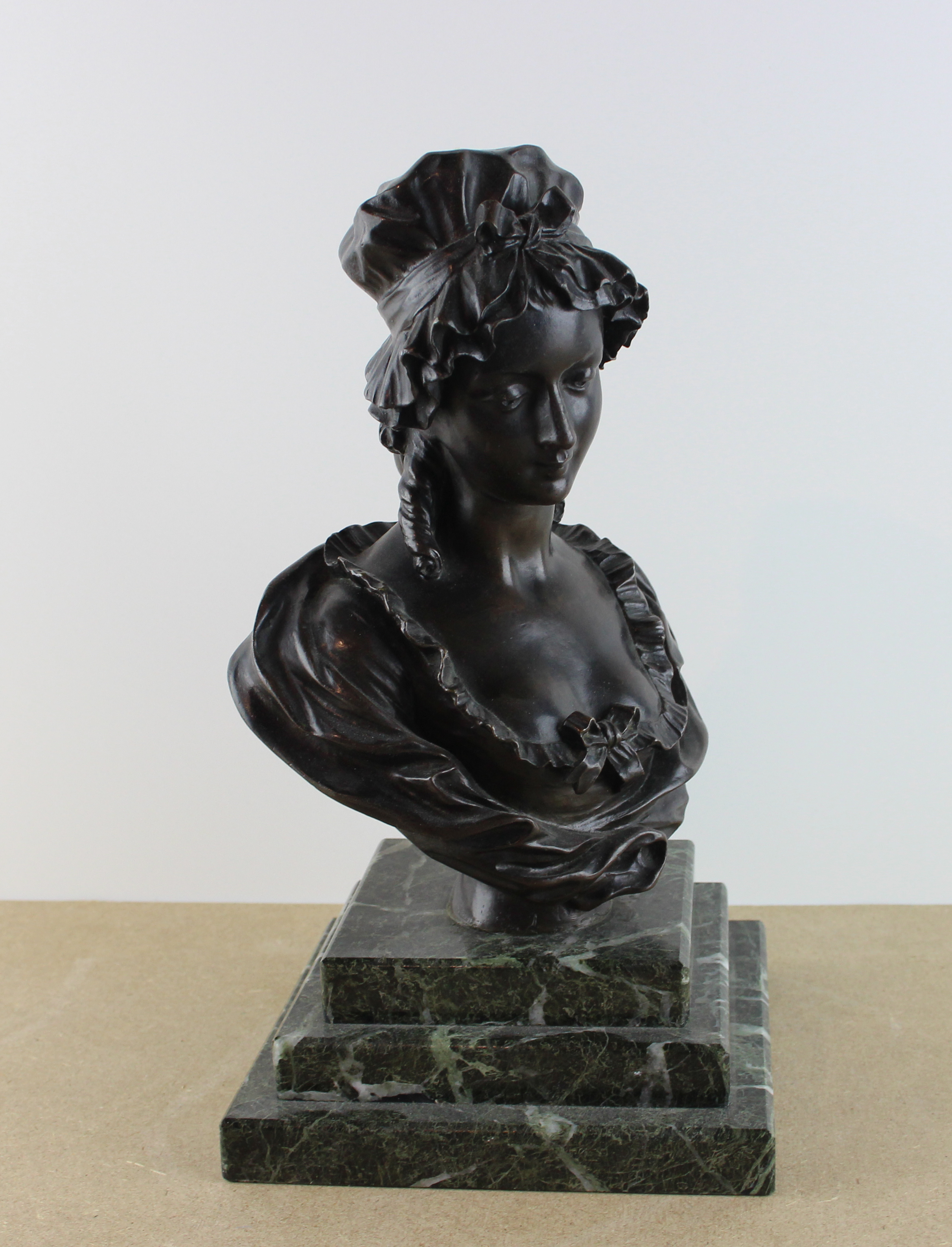 sculpture Femme  la coiffe   personnage  bronze  