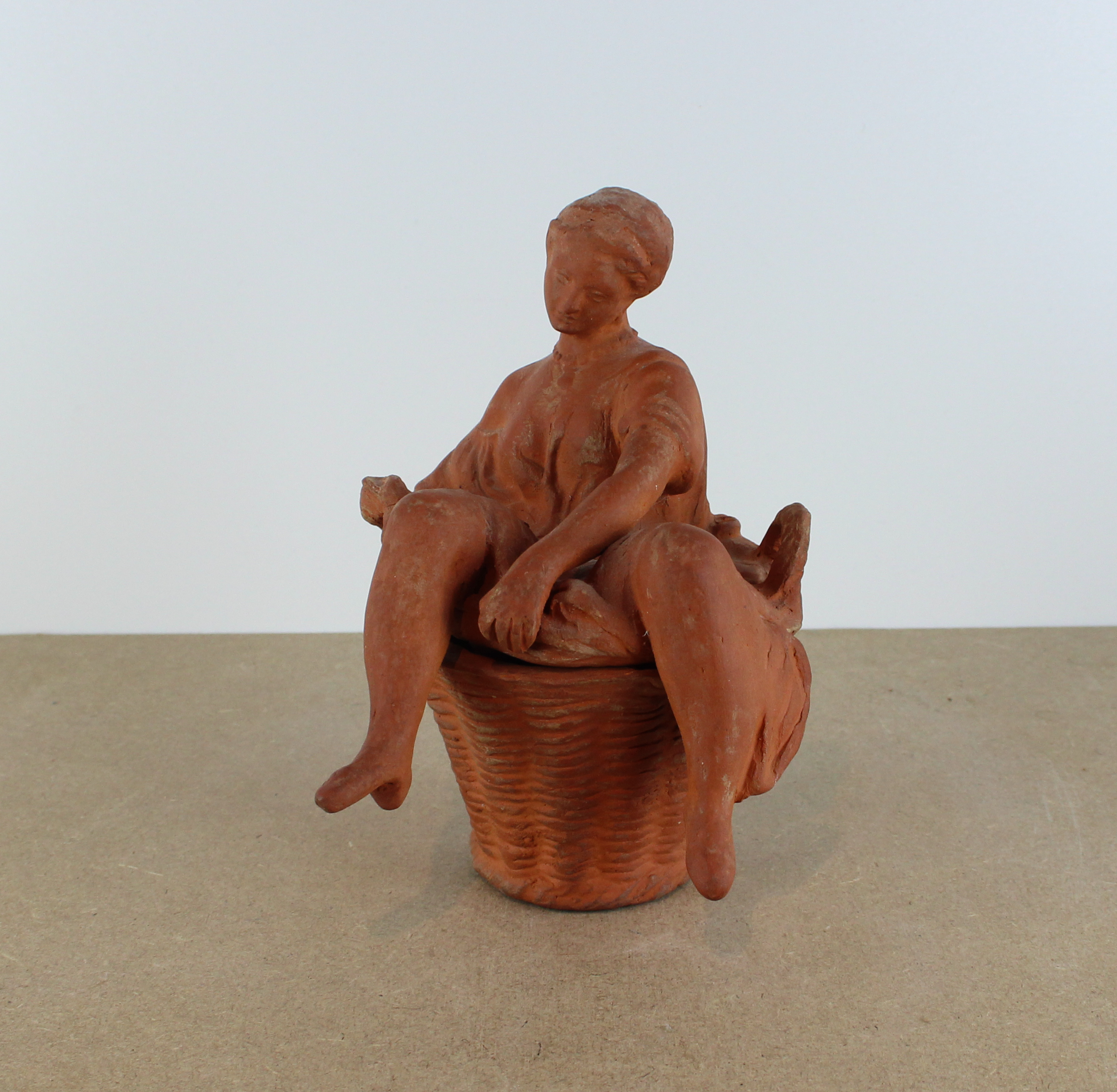 sculpture Femme dans la malle   nu,scne de genre  terre cuite  