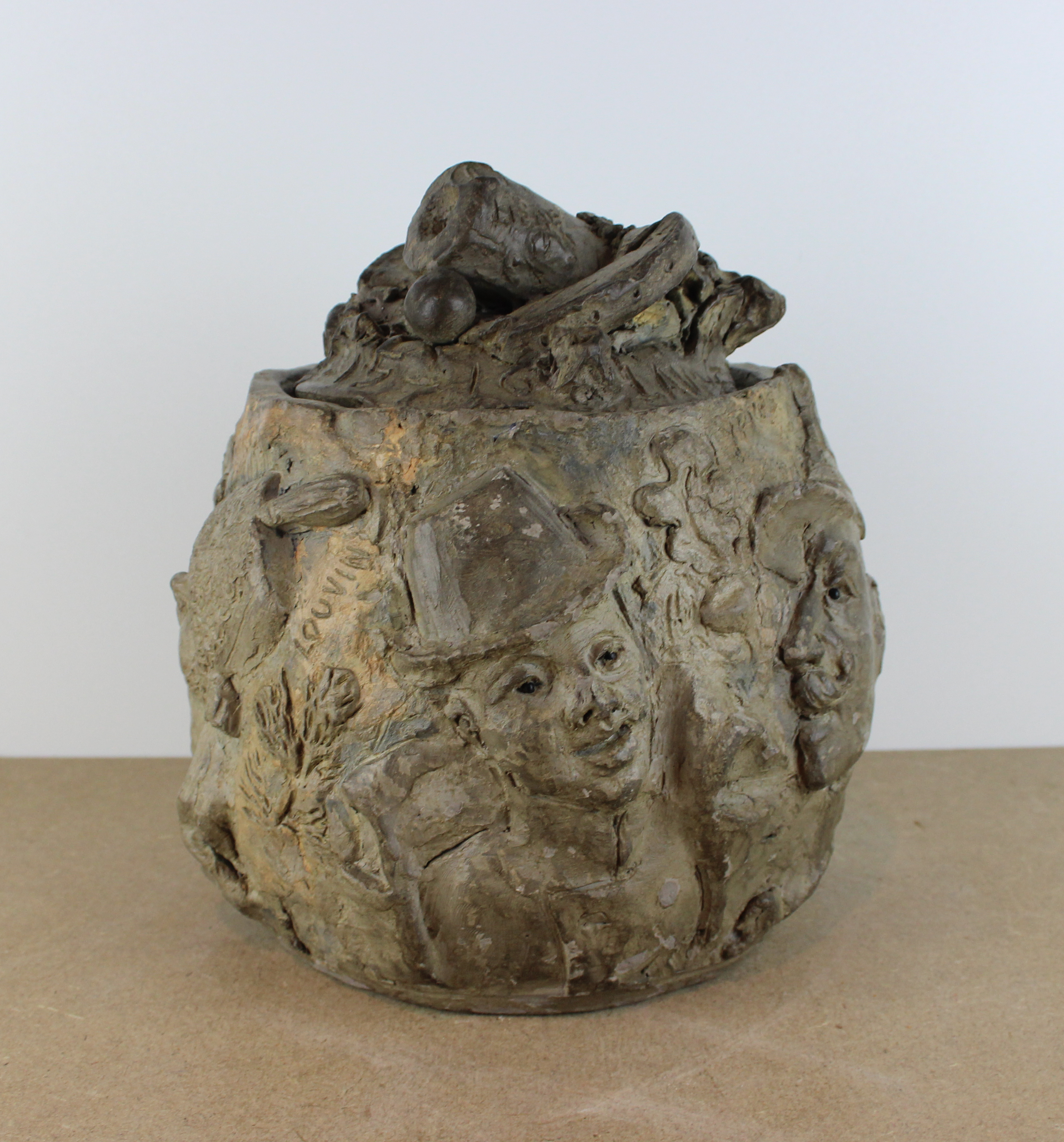 sculpture Pot  tabac   militaire  terre cuite  