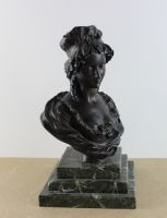sculpture Femme à la coiffe   personnage  bronze  