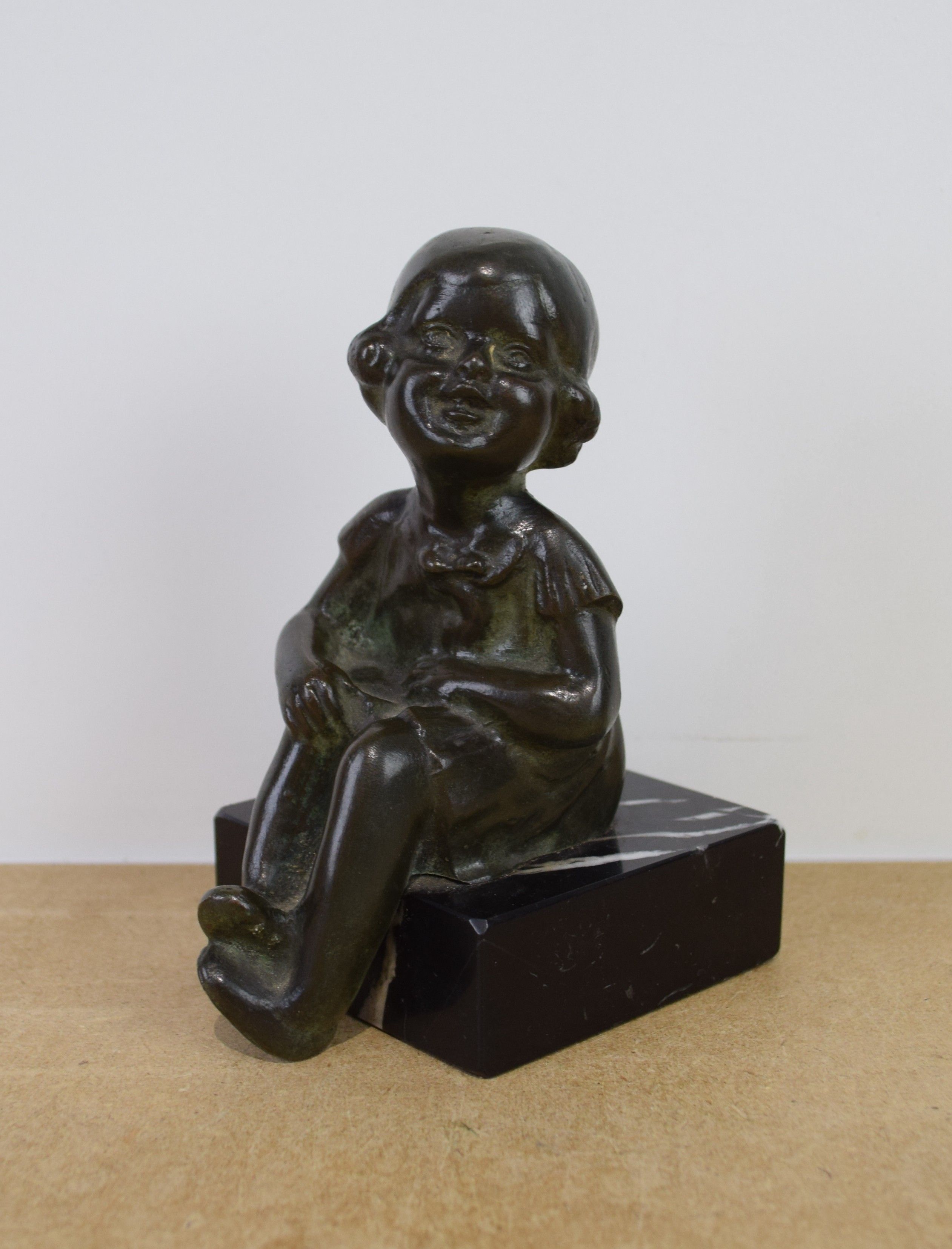 sculpture La petite fille au sourire   personnage  bronze  1ère moitié 20e siècle