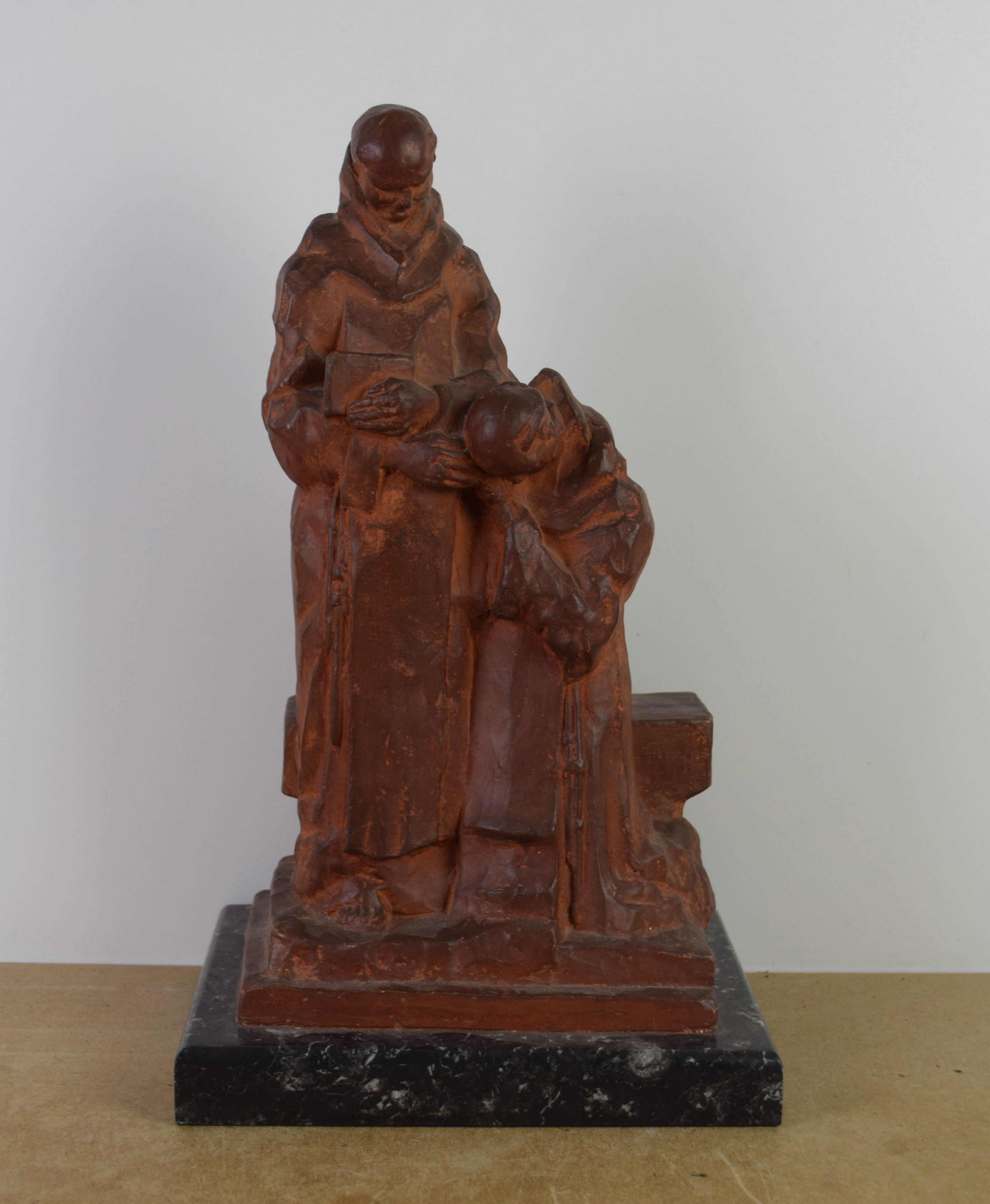 sculpture Les prieurs  Hecq Angelo personnage,religieux  terre cuite  1ère moitié 20e siècle